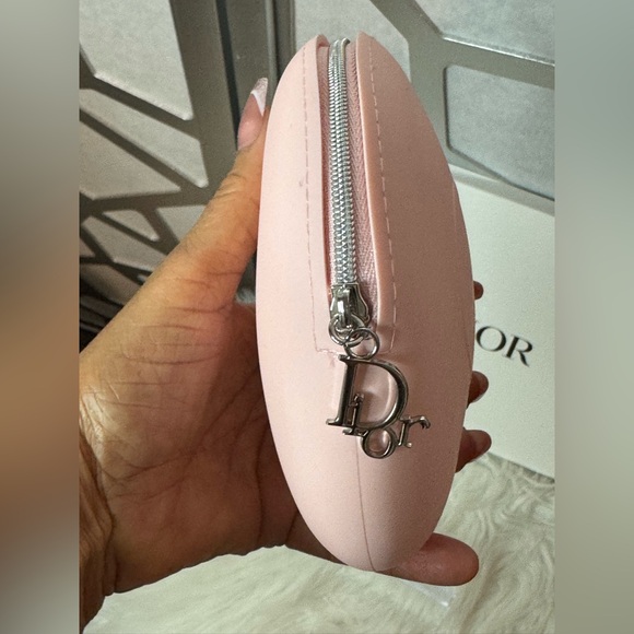 New Arrivals! Dior Round Silicone Cosmetic Bag - Picture 4 of 7